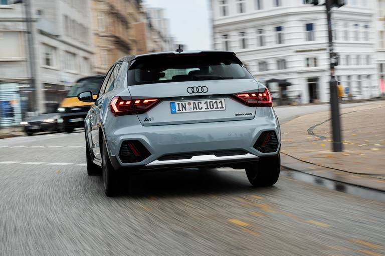 Audi A1 Allstreet (2022) rijdend, achteraanzicht