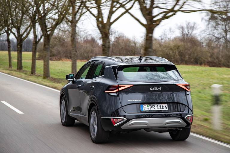 Kia Sportage (2022) rijdend, achteraanzicht