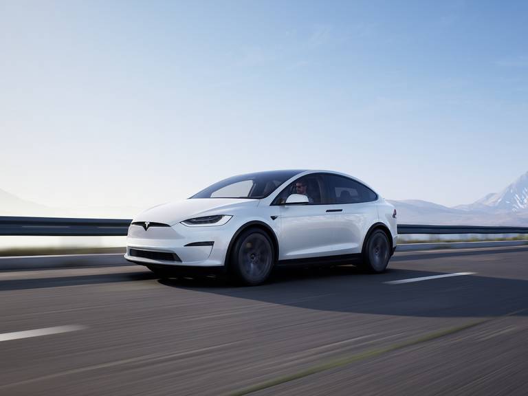 Tesla Model X Plaid (2023) rijdend, vooraanzicht 1
