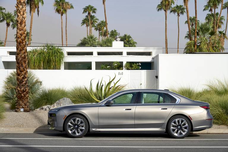 BMW i7 (2023) static, profile view