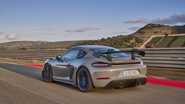 AS24 Porsche Cayman GT4 RS 2021 rijdend achter