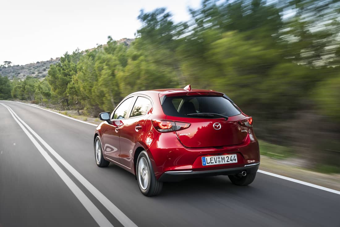 AS24 Mazda 2 2021 rijdend achter