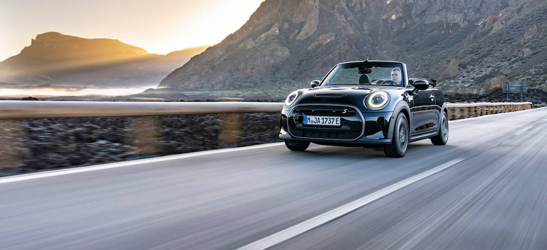 Mini Cooper SE Cabrio (2023) banner