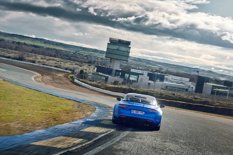 Alpine A110 R (2023) rijdend, achteraanzicht