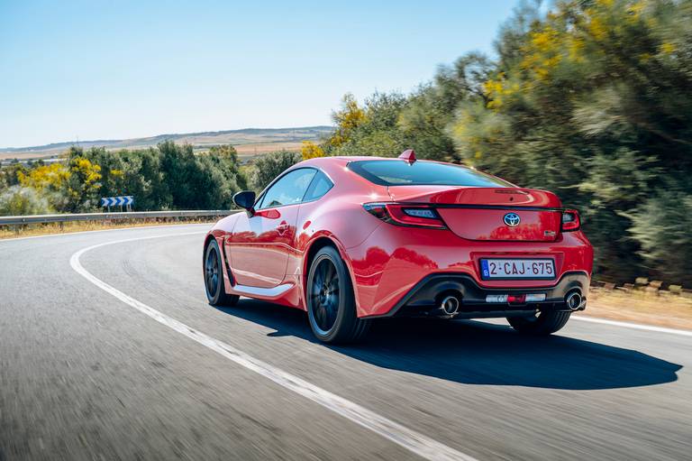 Toyota GR86 (2022) rijdend, achteraanzicht