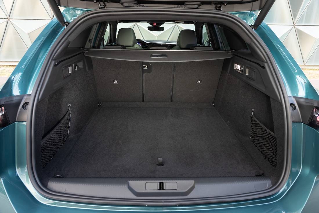 Peugeot 308 SW Hybrid (2022) trunk