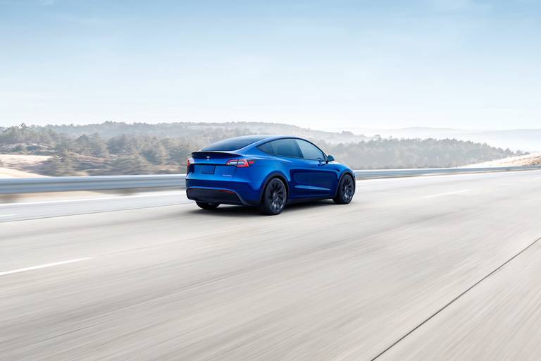 Tesla Model Y Long Range (2022) rijdend, achteraanzicht