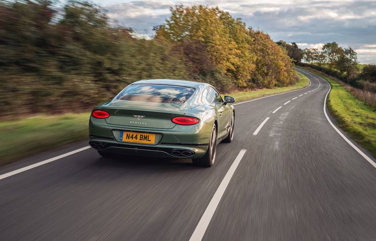 Bentley Continental GT V8 (2022) rijdend, achteraanzicht 2