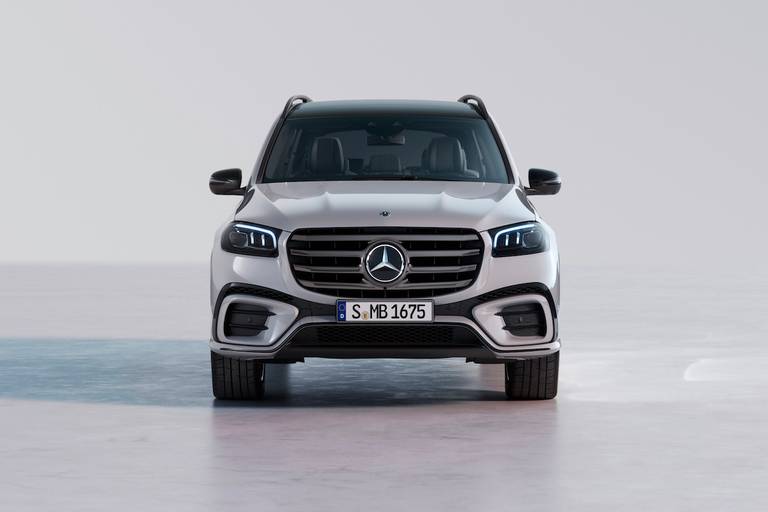 Mercedes GLS (2023) static, frontal view