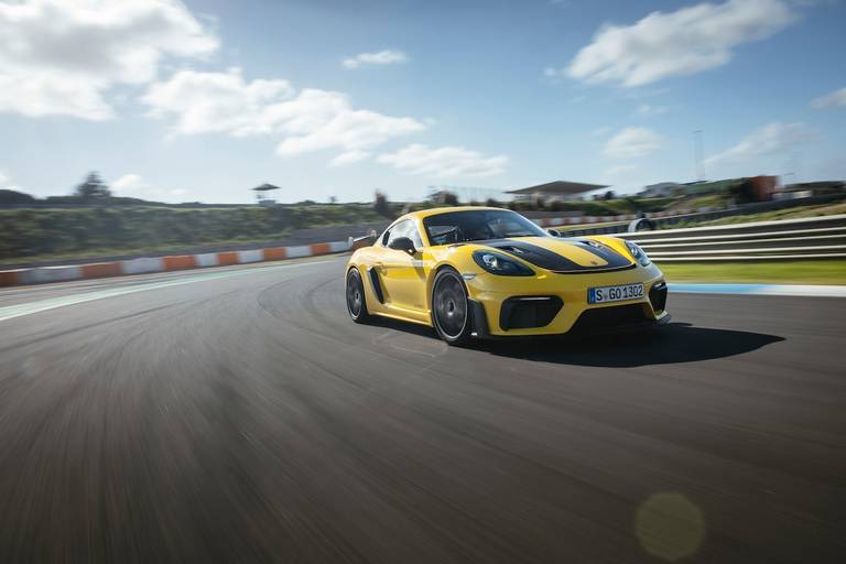 Porsche 718 Cayman GT4 RS (2022) rijdend, vooraanzicht