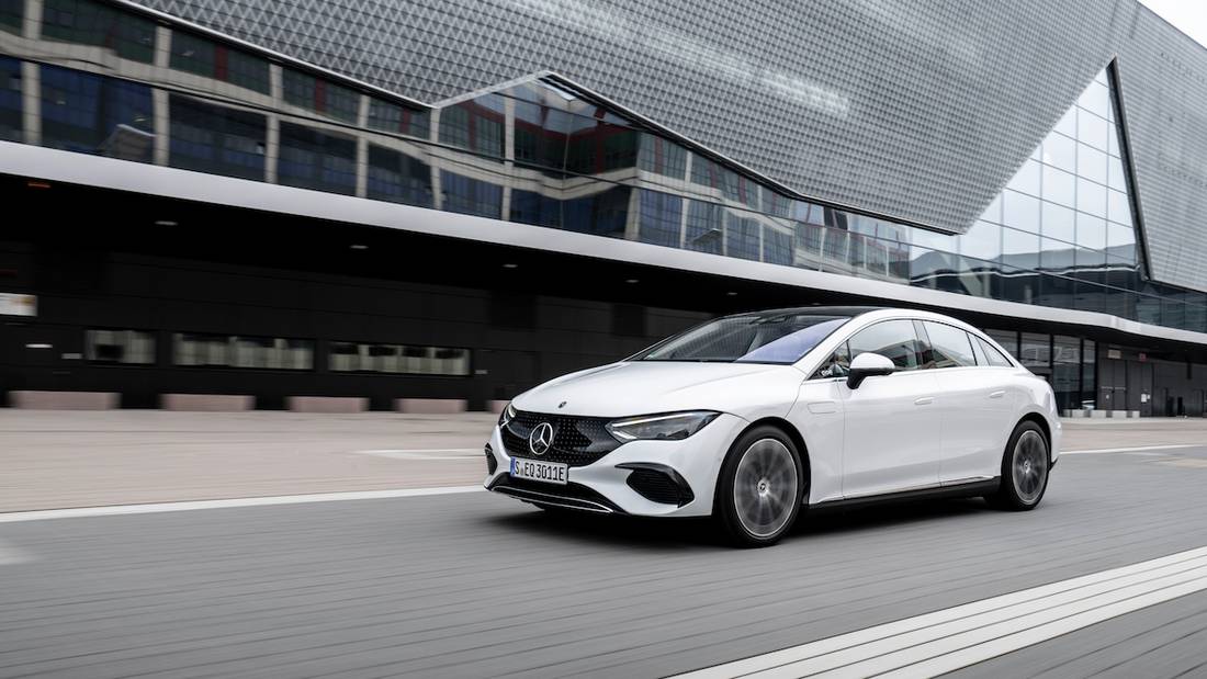 Mercedes EQE (2022) rijdend, vooraanzicht