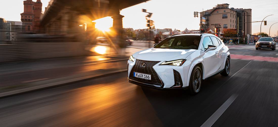 Lexus UX (2022) banner