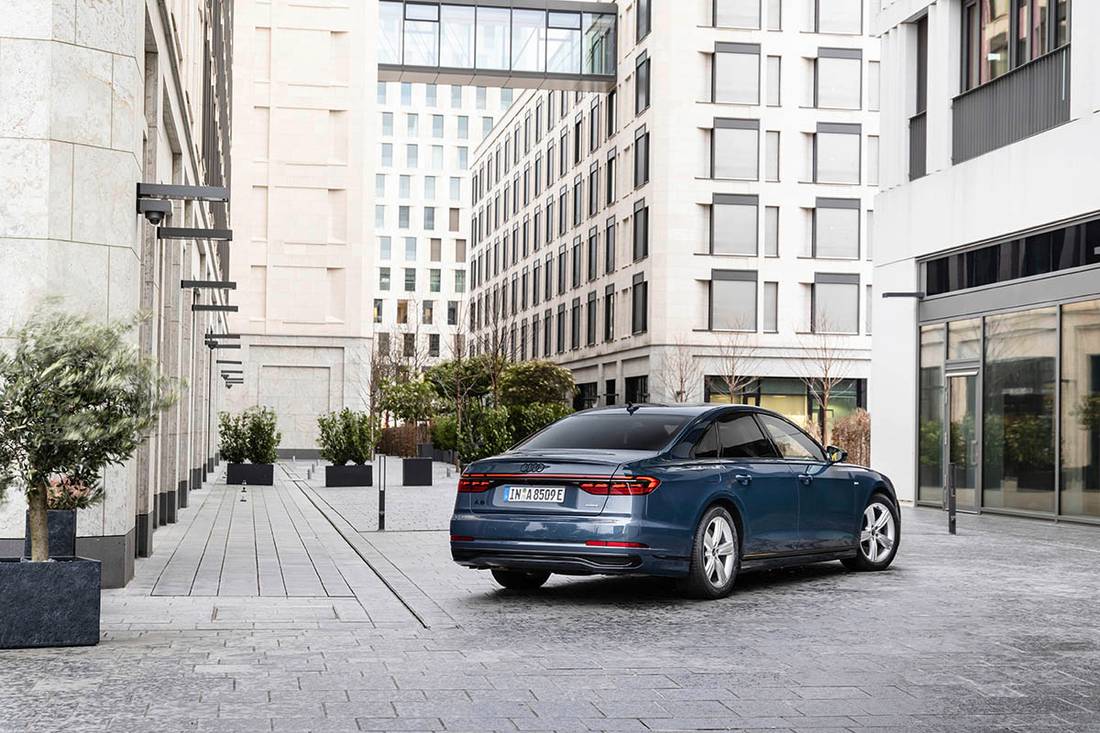 Audi A8 60 TFSI e (2023) statisch, achteraanzicht