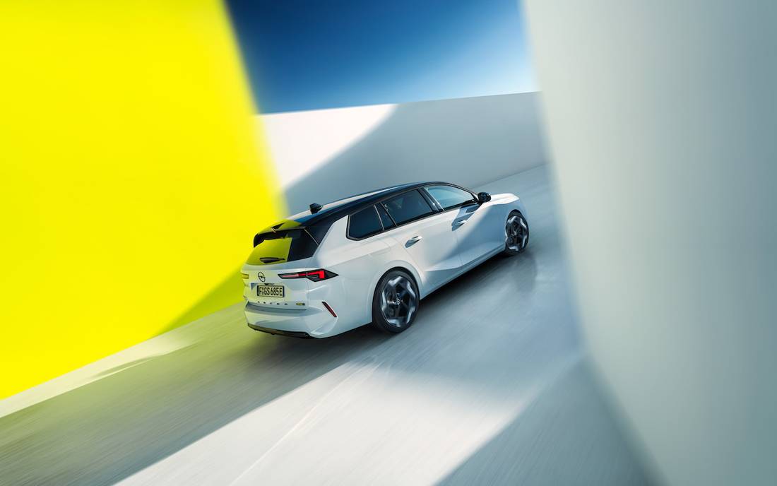 Opel Astra GSe (2022) rijdend, achteraanzicht