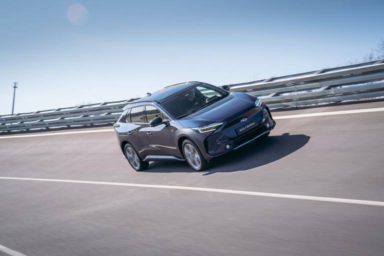 Subaru Solterra (2022) rijdend, vooraanzicht