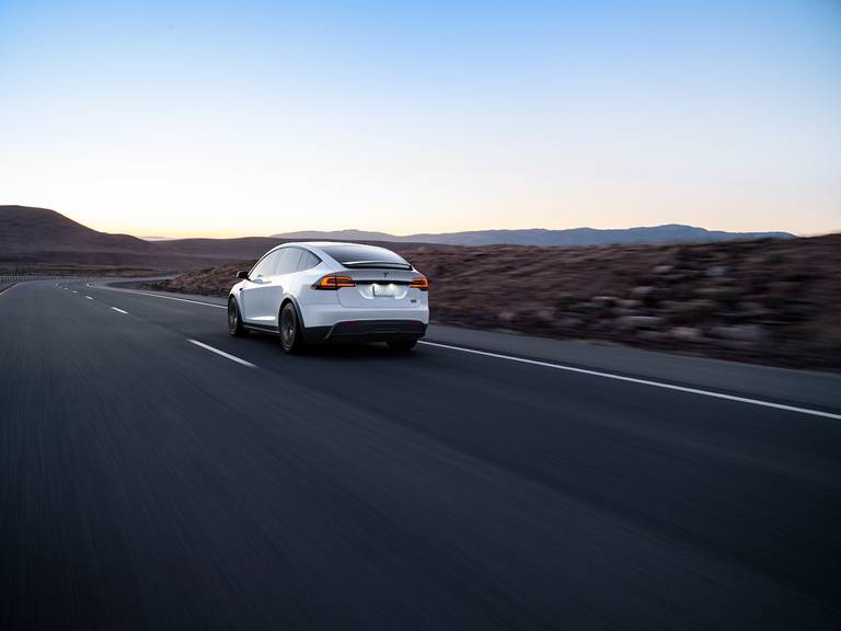 Tesla Model X Plaid (2023) rijdend, achteraanzicht 2