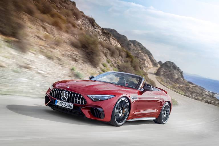 Mercedes-AMG SL (2022) rijdend, vooraanzicht