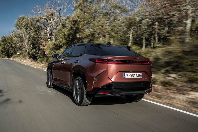 Lexus RZ 450e (2023) rijdend, achteraanzicht