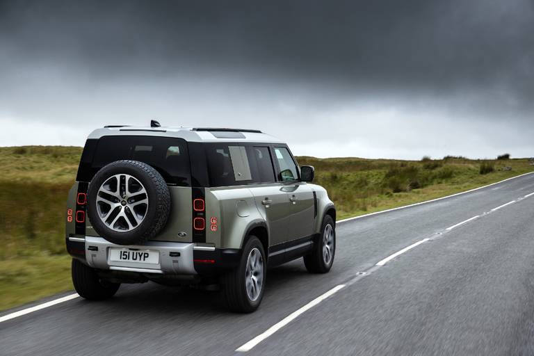 Land Rover Defender PHEV (2022) rijdend, achteraanzicht