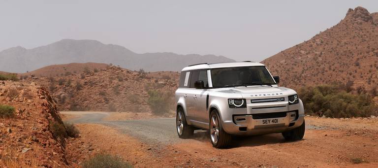 Land Rover Defender 130 (2022) rijdend, vooraanzicht