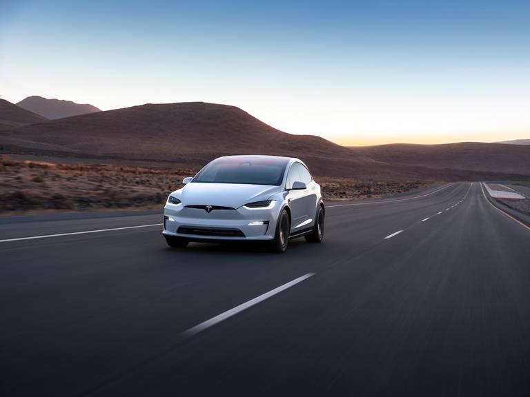 Tesla Model X Plaid (2023) rijdend, vooraanzicht 2