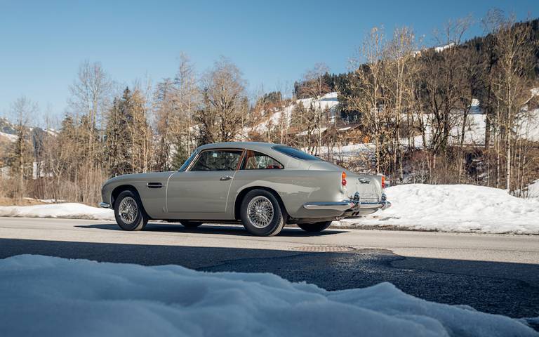 Aston Martin DB5 Sean Connery (2022) statisch, achteraanzicht