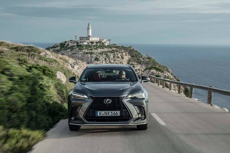 AS24 Lexus NX 2021 rijdend frontaal