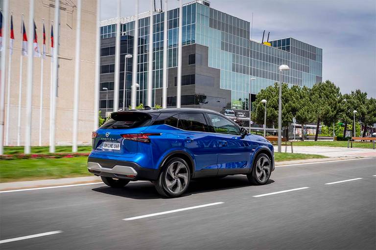 AS24 Nissan Qashqai 2021 rijdend achter