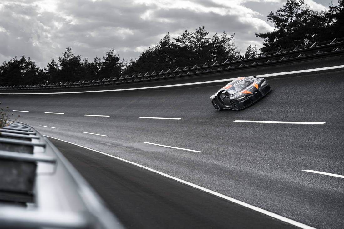 Cette voiture électrique atteint les 200 km/h sur circuit… sans pilote