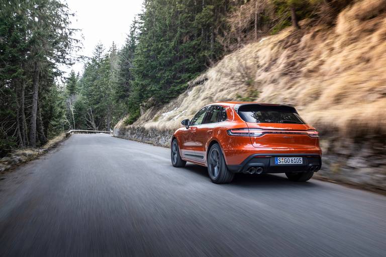 Porsche Macan T (2023) rijdend, achteraanzicht