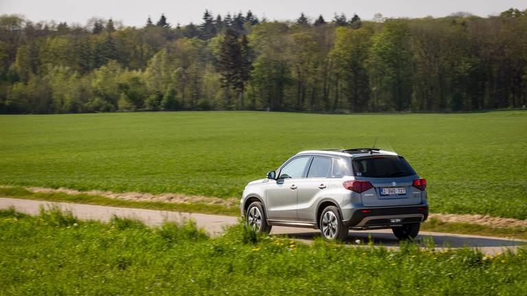 Suzuki Vitara Strong Hybrid (2022) rijdend, achteraanzicht