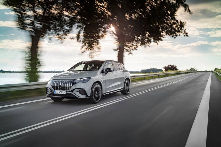 Mercedes EQE SUV (2022) rijdend, vooraanzicht