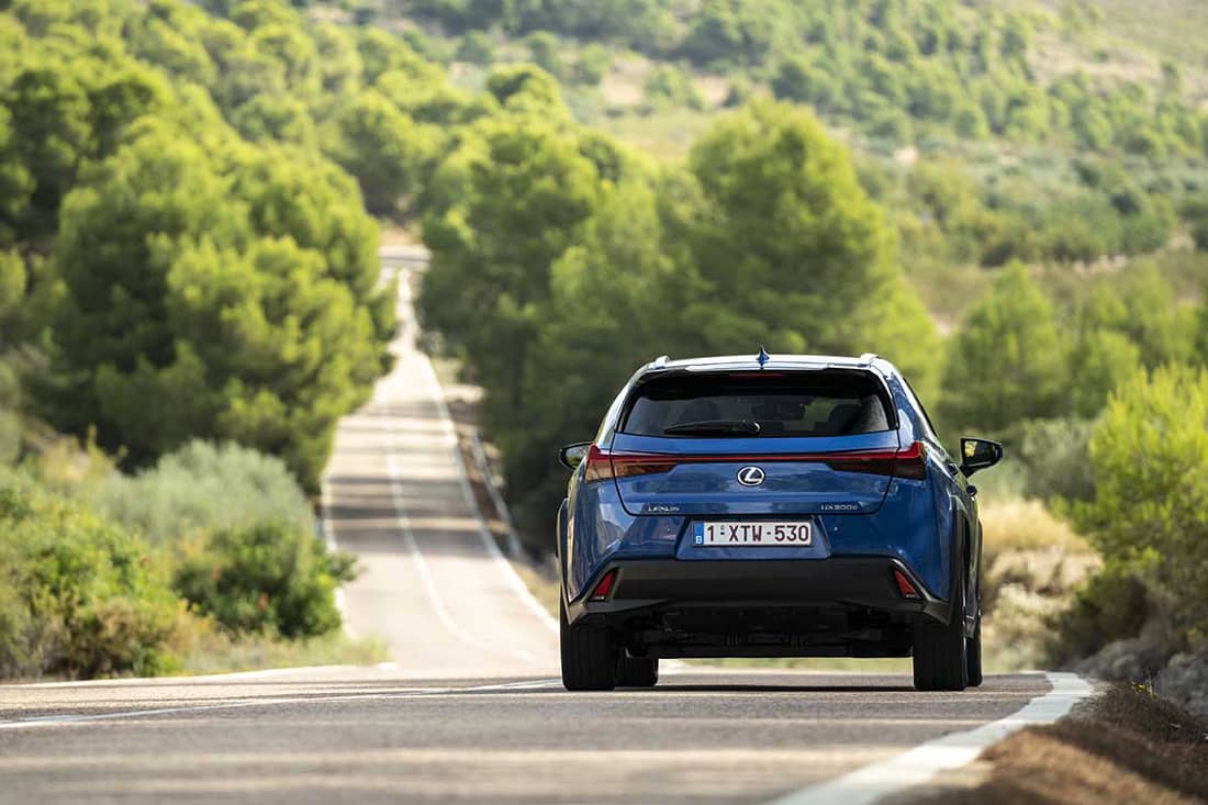 Lexus UX 300e rijdend achter