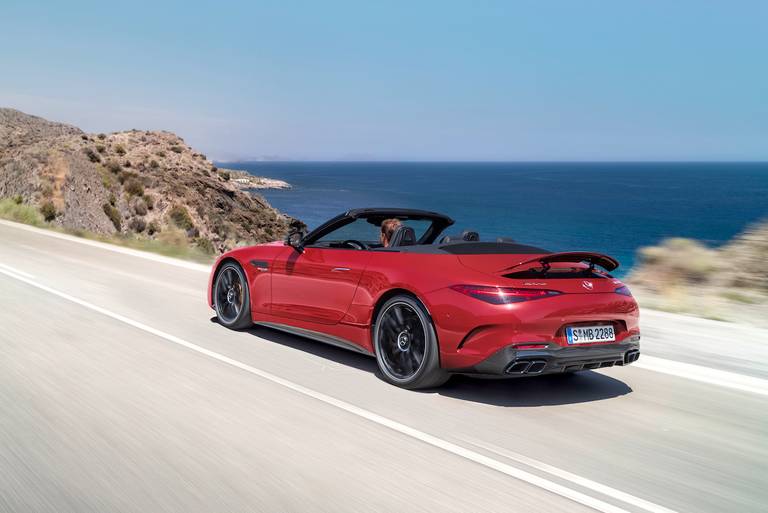 Mercedes-AMG SL (2022) rijdend, achteraanzicht