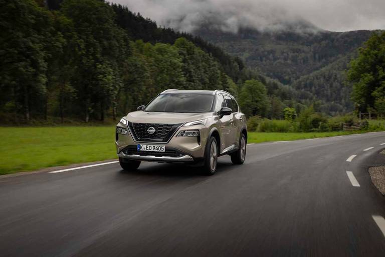 Nissan X-Trail (2022) rijdend, vooraanzicht