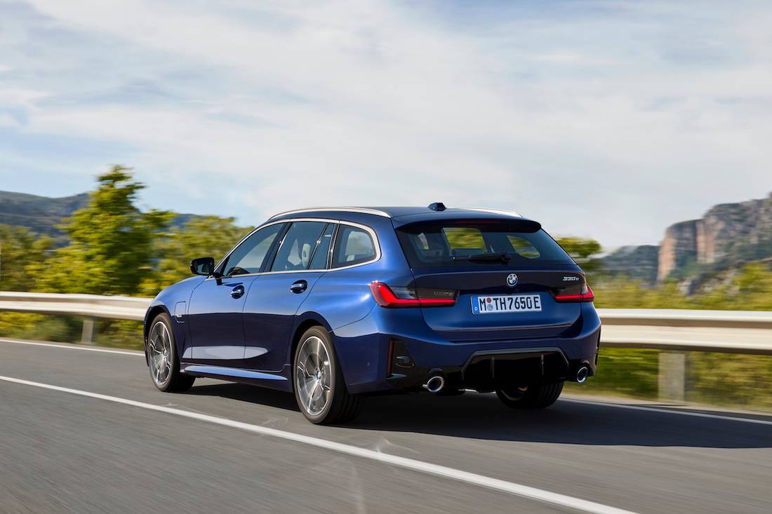BMW 3 Reeks facelift (2022) rijdend, achteraanzicht