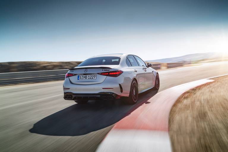 Mercedes-AMG C 63 S E Performance (2022) rijdend, achteraanzicht