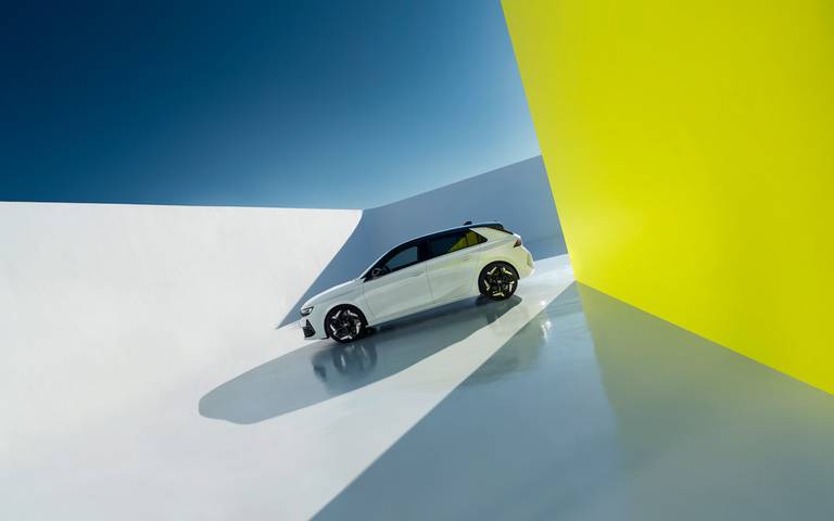 Opel Astra GSe (2022) statisch, zijaanzicht