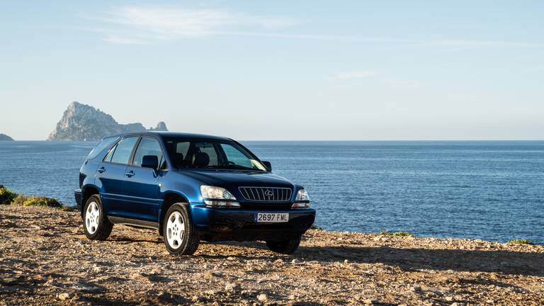 1st Gen Lexus RX 300 Static 01