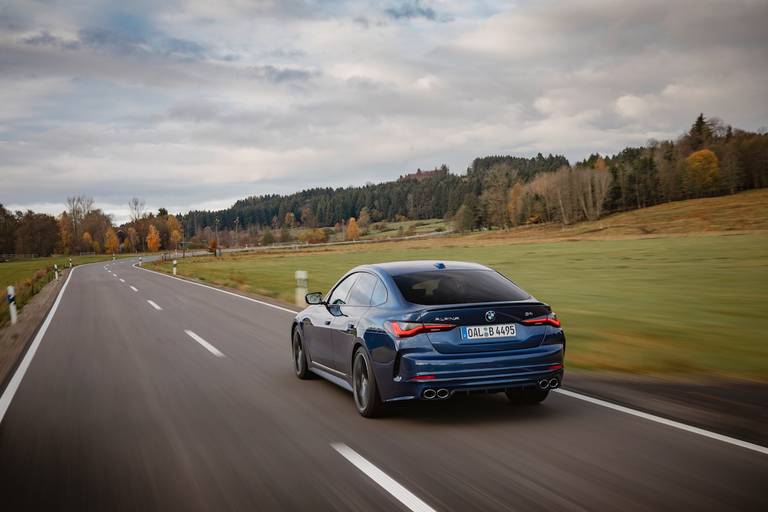 Alpina B4 Gran Coupé (2022) rijdend, achteraanzicht