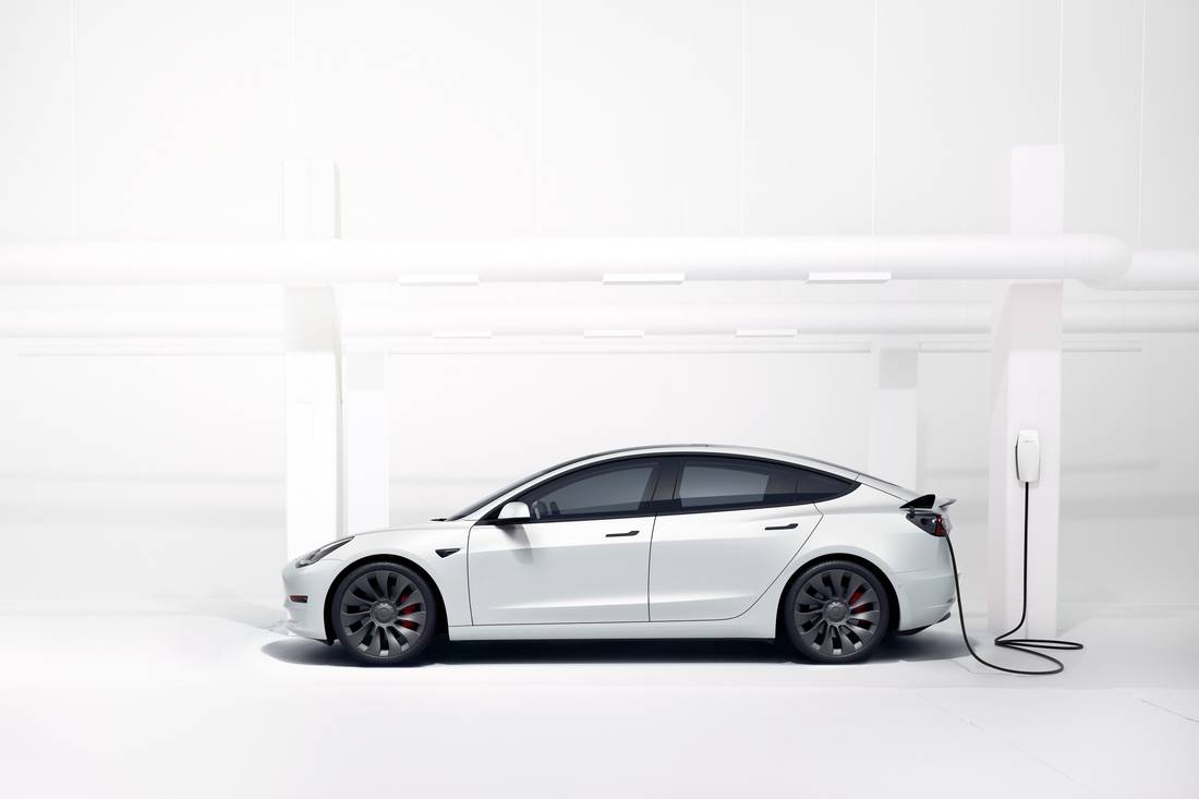 tesla-model-3-side