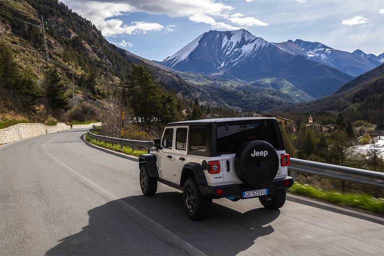 AS24 Jeep Wrangler 4xe 2021 rijdend achter