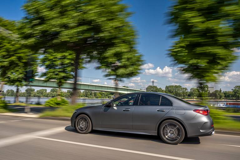 Mercedes C 300 e (2022) rijdend, achteraanzicht