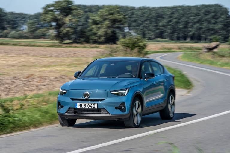 Volvo C40 Recharge Twin (2022) rijdend, vooraanzicht 2