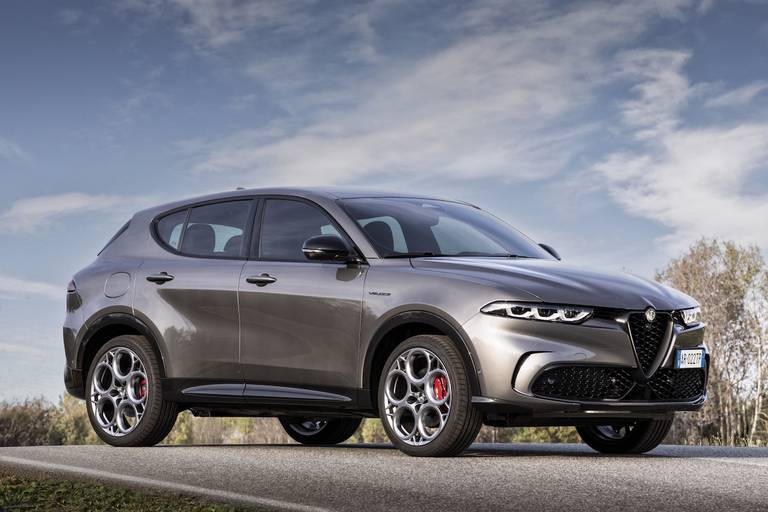 Alfa Romeo Tonale (2023) static, front view