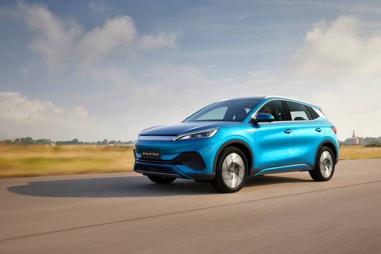 BYD Atto 3 (2022) rijdend, vooraanzicht 2