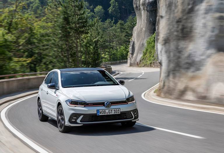 Volkswagen Polo GTI (2022) rijdend, vooraanzicht