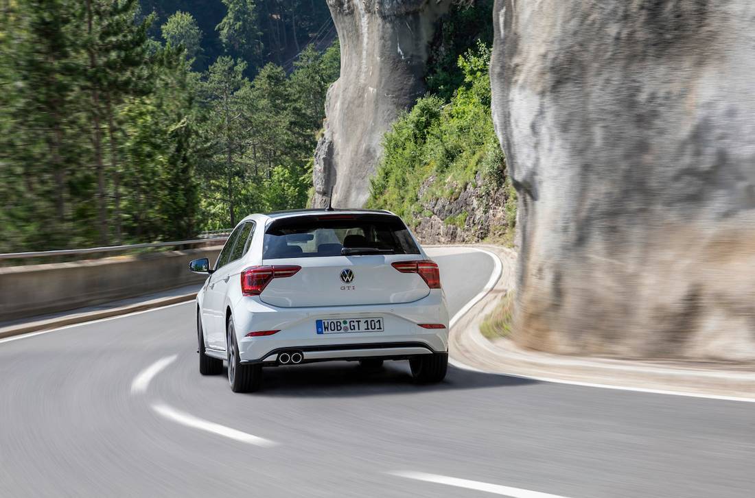 Volkswagen Polo GTI (2022) rijdend, achteraanzicht