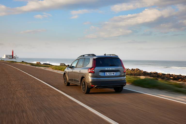 Dacia Jogger Hybrid (2023) rijdend, achteraanzicht