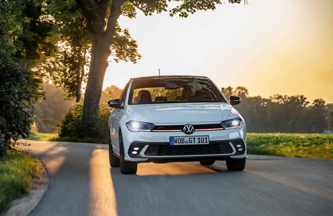 Volkswagen Polo GTI (2022) rijdend, frontaal